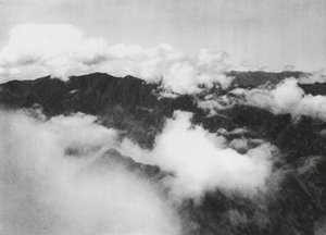 Hua shan, Pai yun, Shensi, Vita moln omger toppen av det heliga berget (svartvitt foto) av Ernst Boerschmann