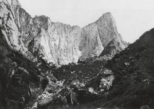 Hua shan, Shensi, cylindern på berget med de 5 topparna, mellersta och västra toppen (svartvitt foto) av Ernst Boerschmann
