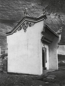 Ichangfu, Lung wang tung, Hupei, Porthallen i Drakkungens tempel (svartvitt foto) av Ernst Boerschmann