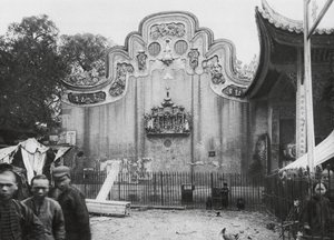 Kuangchou, Kuangtung, Temple for the God of Medicine, Gavel som vetter mot gatan (svartvitt foto) av Ernst Boerschmann