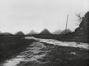 Kuangsi, koniska berg norr om Kueilinfu (svartvitt foto) av Ernst Boerschmann