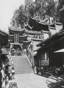 Kuanhien, Ori Lang miao, Szechuan, Ingång till Ori Lang-templet (svartvitt foto) av Ernst Boerschmann
