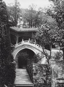 Peking, Si shan, Shih tze wo, Chihli, Klosterträdgård i de västra bergen (svartvitt foto) av Ernst Boerschmann