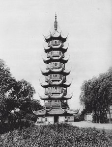 Shanghai, Lung hua ta, Kiangsu, Pagoden för drakens skönhet (svartvitt foto) av Ernst Boerschmann