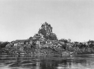 Shih pao chai, Wan yin shan, Szechuan, by och helig klippa vid Yangtze (svartvitt foto) av Ernst Boerschmann