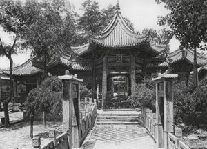 Sianfu, Li pai sze, Shensi, Stora moskéns huvudgård (svartvitt foto) av Ernst Boerschmann