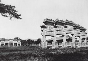 Siling, Chihli, Manchu-dynastins västra kejserliga gravar, huvudingång (svartvitt foto)
