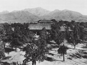 Taianfu, Tai miao, Shantung, Utsikt över det heliga berget Tai shan över det stora templet i norr (svartvitt foto) av Ernst Boerschmann