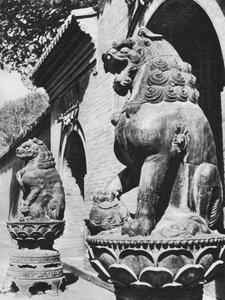 Taiyuanfu, Ta pei sze, Shansi, Bronslejon vid templets ingång (svartvitt foto) av Ernst Boerschmann