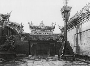 Tzeliutsing, Shansi hui kuan, Szechuan, Innergård med sidoingång och flaggstång i Shansi Club (svartvitt foto)