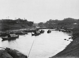 Tzeliutsing, Szechuan, Saltbåtar i industriområdet vid saltbrunnarna (svartvitt foto) av Ernst Boerschmann