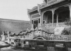 Wanhien, Wen miao, Szechuan, Förgård med damm och drakbro i Konfuciustemplet i Wanhien (svartvitt foto) av Ernst Boerschmann