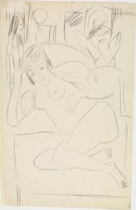 En kvinnlig akt som sitter hopkrupen i en fåtölj tillsammans med träfigurer av Ernst Ludwig Kirchner
