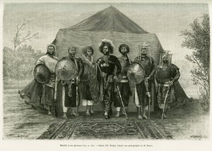 Porträtt av prins Menelik II av Etiopien (1844-1913), omgiven av sina generaler. Gravyr av Ronjat, efter ett fotografi, för att illustrera berättelsen Voyage au Choa (Abyssinie meridionale)