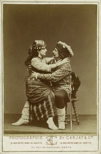 René Didier och Alice Lody i rollerna som Phoebus och Esmeralda av Etienne Carjat