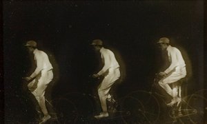 Man cyklar