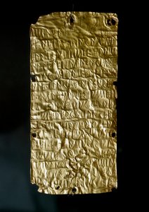Forntida etruskisk: tabletter (ribbor) av Pyrgi i guld graverade med inskriptioner på etruskiskt språk tillägnat den förenade gudinnan. Slut på 6:e-början 500-talet f.Kr. Dämpa. 18,5 cm Rom, Museo Nazionale di Villa Giulia av Etruscan