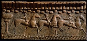 Etruskisk konst: frisdekoratör av riddare från en arkitektonisk ensemble i Murlo. 600-talet f.Kr. Murlo, Antiquarium Municipal, Italien av Etruscan