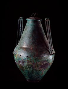 Etruskisk civilisation: bikonisk bronsvas med dubbelt handtag och lock från bronstankens grav i Vulci, 680-670 f.Kr. av Etruscan