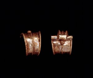 Etruskisk civilisation: ett par guldörhängen - 600-talet f.Kr. Från Pescia, nära Rom av Etruscan