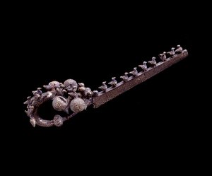 Etruskisk civilisation: silverdrakfibul från nekropolen Banditella, Marsigliana d"Albegna, Italien, 675-650 f.Kr. av Etruscan