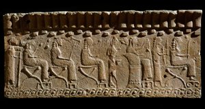 Etruskisk civilisation: terrakottafris prydd med låga reliefer av gudomliga och sittande dignitärer. 580 f.Kr. Dim. 24x54 cm. Från Murlo Palace. Murlo, Antiquarium Comunale av Etruscan