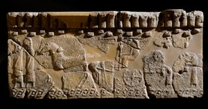 Etruskisk civilisation: terrakottafris dekorerad av en kortege. 600-talet f.Kr. Från det andra palatset i Murlo. Dämpa. 24x39 cm Murlo, Antiquarium Comunale av Etruscan