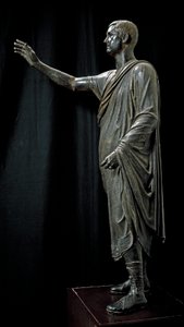 Romersk etruskisk konst: bronsstaty av Aulo Metello kallad Harangueur - 80 f.Kr., från Pila nära Perugia, Dim. 179 cm - Florens, Museo Archeologico - Porträtt av Aule Metele (Aulus Metellus) även känd som Oratorn (L