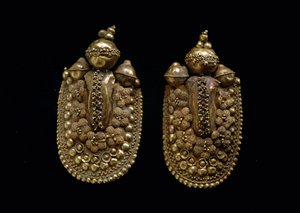 Etruskisk konst: guldörhängen Dim 6 cm Florence Museo Archeologico av Etruscan Etruscan