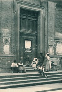 Mötesplats för konstnärsmodeller framför en kyrka i Via Babuino, Rom, Italien, 1927 av Eugen Poppel