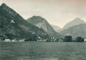 Riva del Garda från Gardasjön, Italien, 1927 av Eugen Poppel