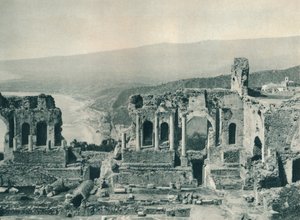 Scen och omklädningsrum på den grekiska teatern, Taormina, Sicilien, Italien, 1927 av Eugen Poppel