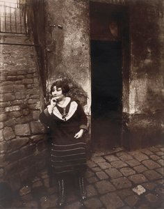 La Villette. Rue Asselin, prostituerad som väntar framför dörren av Eugène Atget