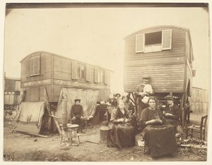 [Romer sittande utanför sina vagnar] av Eugène Atget