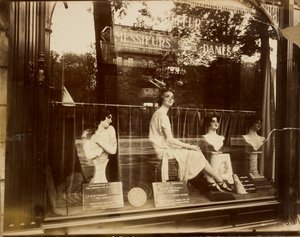 [Frisersalong] av Eugène Atget
