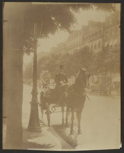 [Väntande vagn] av Eugène Atget