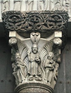 Kolumnhuvudstad med Kristusvälsignelsen från fasadens västra portal, 1840-61 av Eugene Emmanuel Viollet le Duc