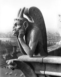 Demongargoyle från balustraden i Grande Galerie på västfasaden, kopia av ett original från 1100-talet (sten) (s/v foto)