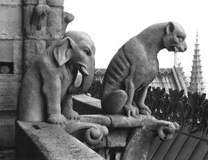 Elefant- och lejongargoyler från balustraden i Grande Galerie på västfasaden, kopia av ett original från 1100-talet (sten) (s/v foto) av Eugene Emmanuel Viollet le Duc