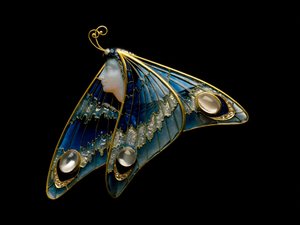 Art Nouveau: guldbrosch, genomskinlig emalj, opal, månsten och diamant i form av en fjärilskvinna. Atelier Eugene Feuillatre (1870-1916). 1900 Parma, privat samling - Art Nouveau: guld, genomskinlig emalj, opal, månsten och diamant, fjärilsform. av Eugene Feuillatre