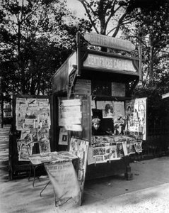 Kiosk i Paris, ca 1910 (s/v foto) av Eugène Atget