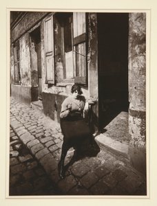 La Villette, offentlig tjej som håller på klockan, 19:e. April 1921 (La Villette, Streetwalker Waiting for a Client, 19:e arrondissement, april 1921) av Eugène Atget