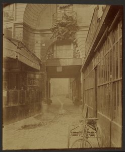 Dragon Gate av Eugène Atget