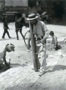 Street Paver, 1910 (gelatinsilvertryck) av Eugène Atget