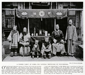 En kinesisk familj hemma, National Institution of Foot-Binding (s/v foto) av European Photographer