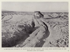 En bil försöker tränga in i Death Valley och hamnar i svårigheter på den hetaste platsen på jorden (s/v foto) av European Photographer