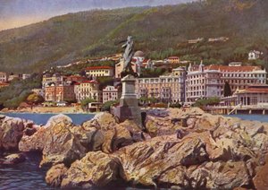 Opatija, nu Opatija i Kroatien: Madonna del Mare, i bakgrunden kyrkan St Mary Announced (foto) av European Photographer