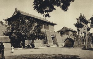 Kina, Tempelentré nära det heliga berget Taischan, Shantung (svartvitt foto) av European Photographer