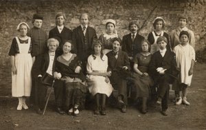 Gruppporträtt av unga människor i kostym (s/v foto) av European Photographer
