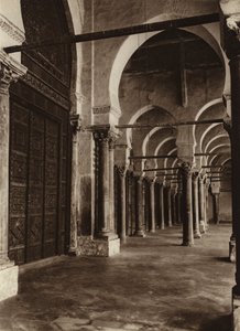 Kairuan, Del av Stora moskén (svartvitt foto) av European Photographer